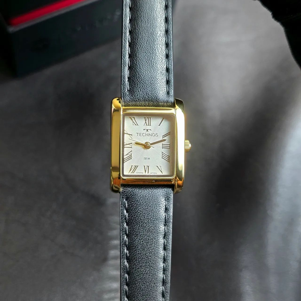 Relógio Technos Mini Quadrado dourado couro 2036NCL/0K