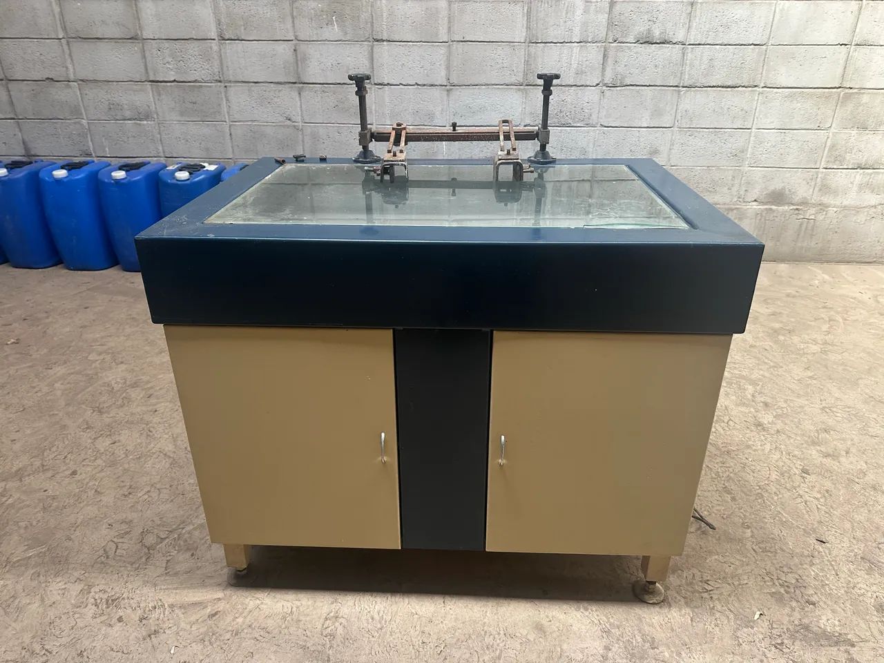 Mesa para serigrafia em aço completa com armário 