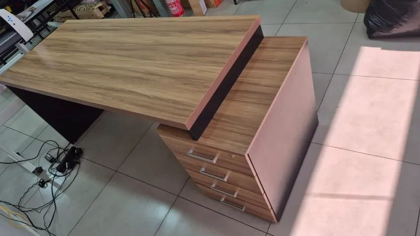 Mesa de computador escrivaninha com gaveteiro e nicho - Foto 4