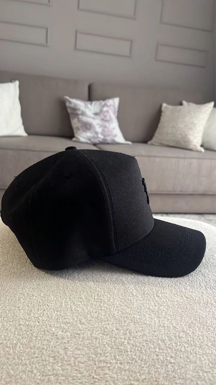 Boné BLCK novo
