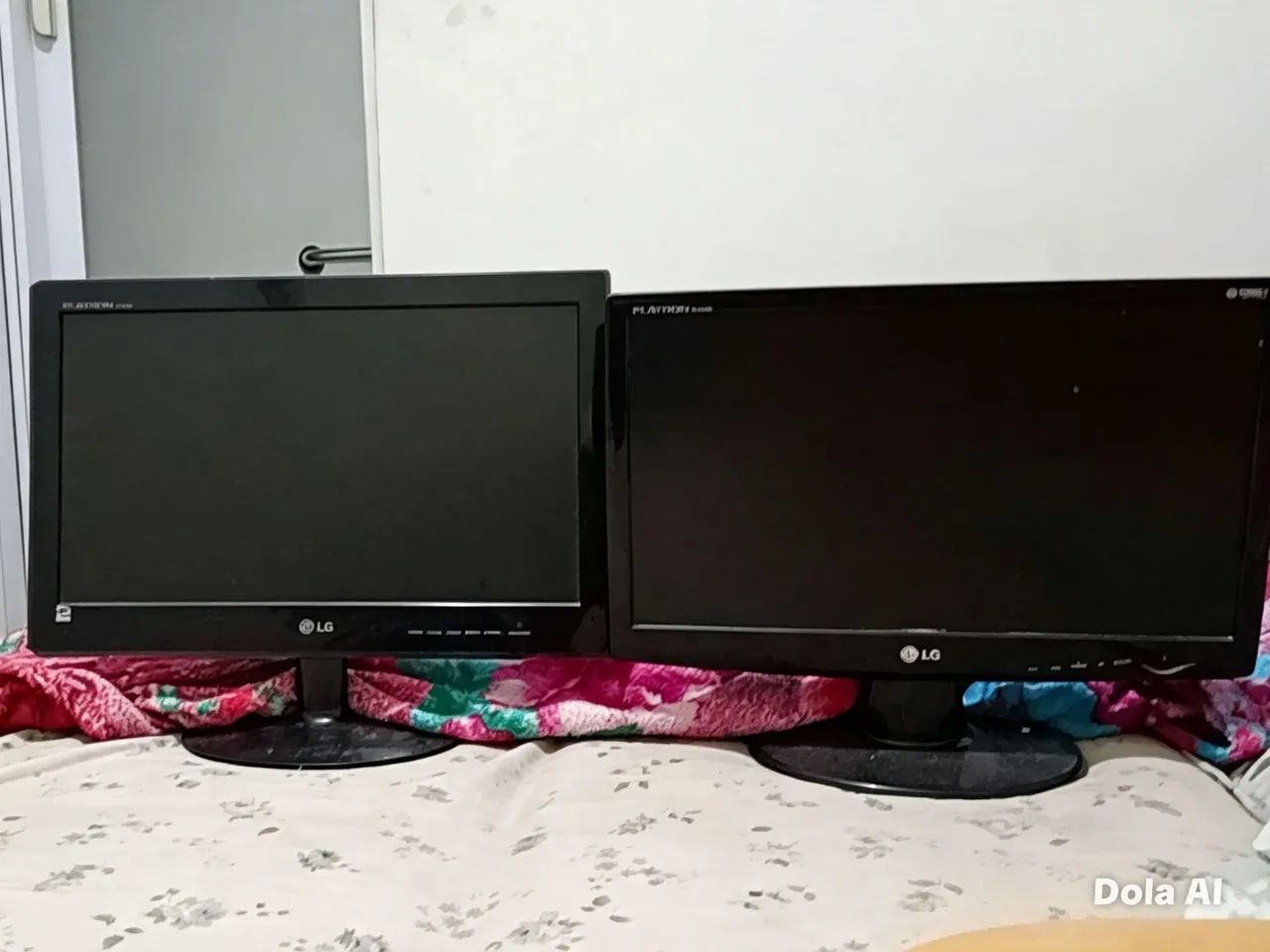 Duas telas de computador,para retirar peças 