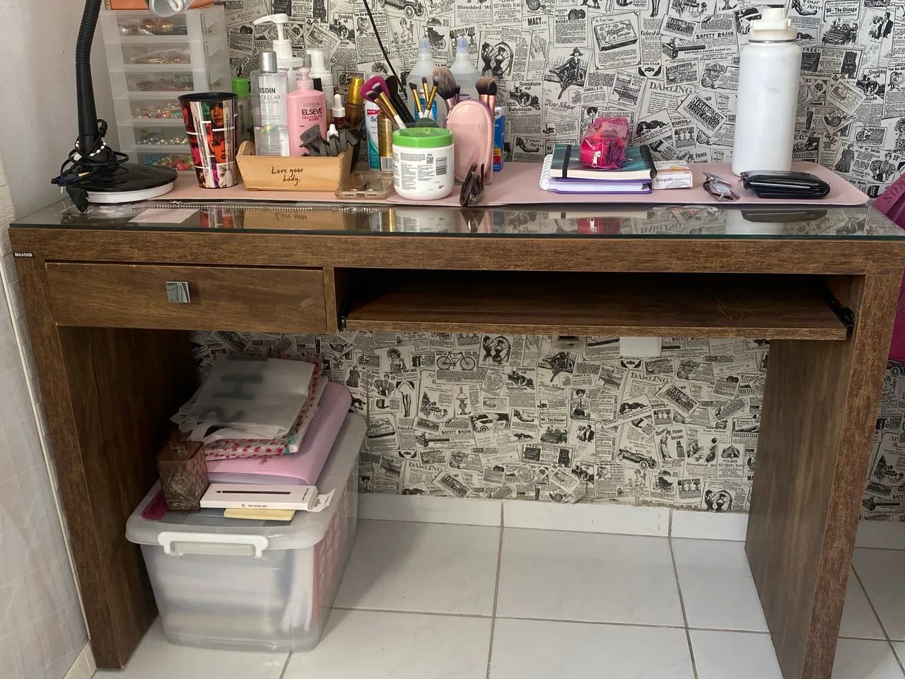 Escrivaninha com vidro de proteção 
