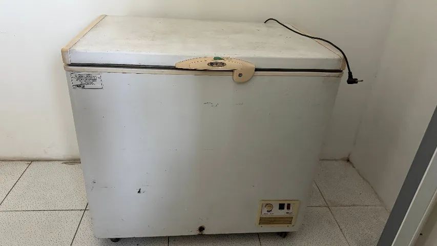 Freezer horizontal duas portas. Funcionando perfeitamen *00 - Foto 2