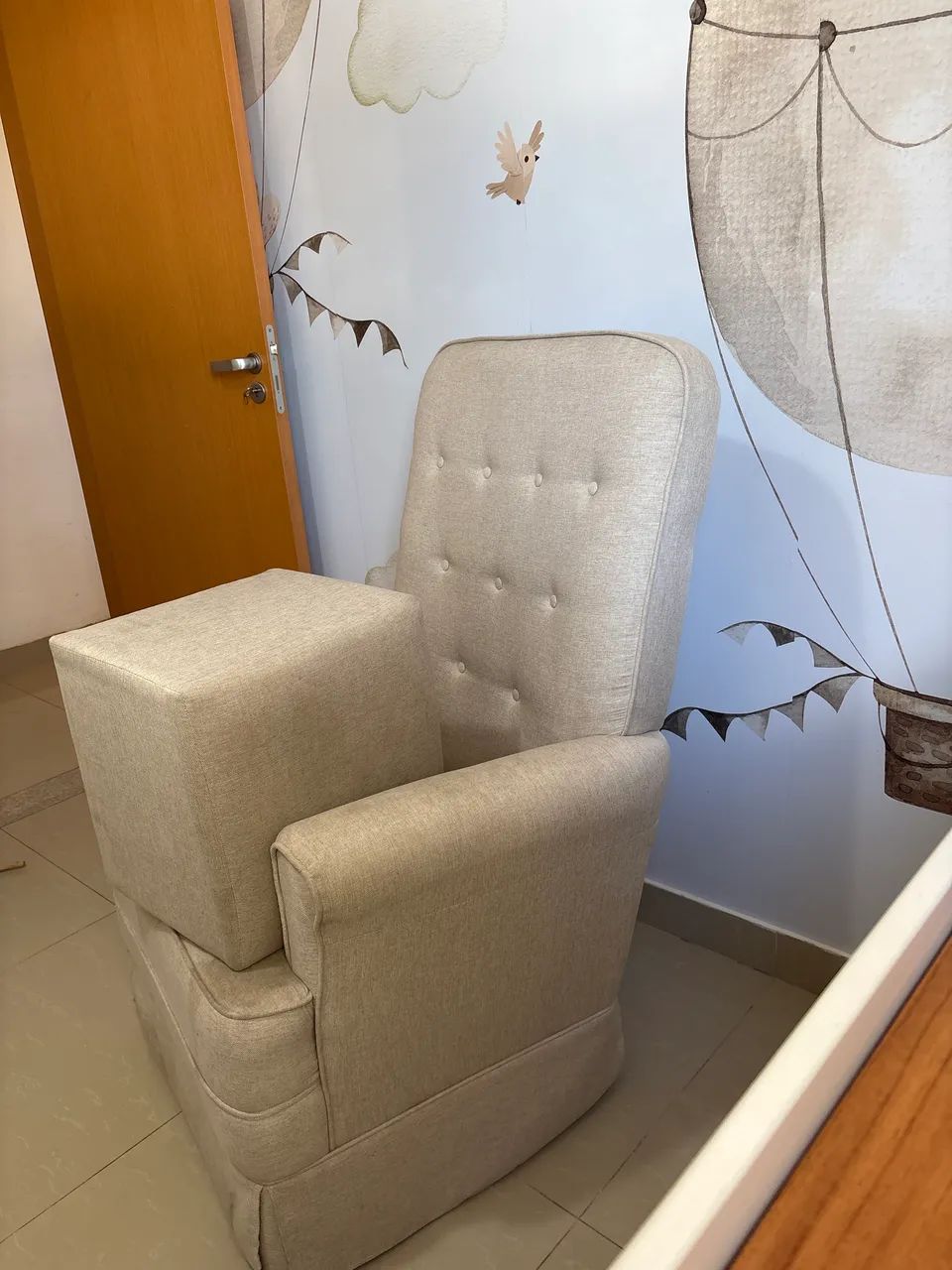 Poltrona de Amamentação com Pulf em Ninho Bege  - Foto 5