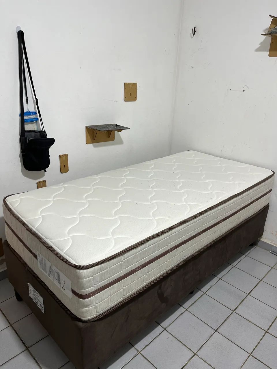 Vendo Cama de Solteiro+Base com 1 mês de uso 
