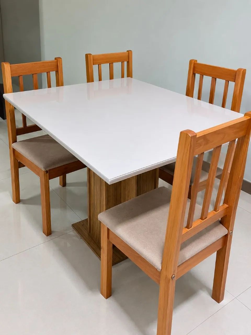 Mesa com 4 cadeiras de madeira