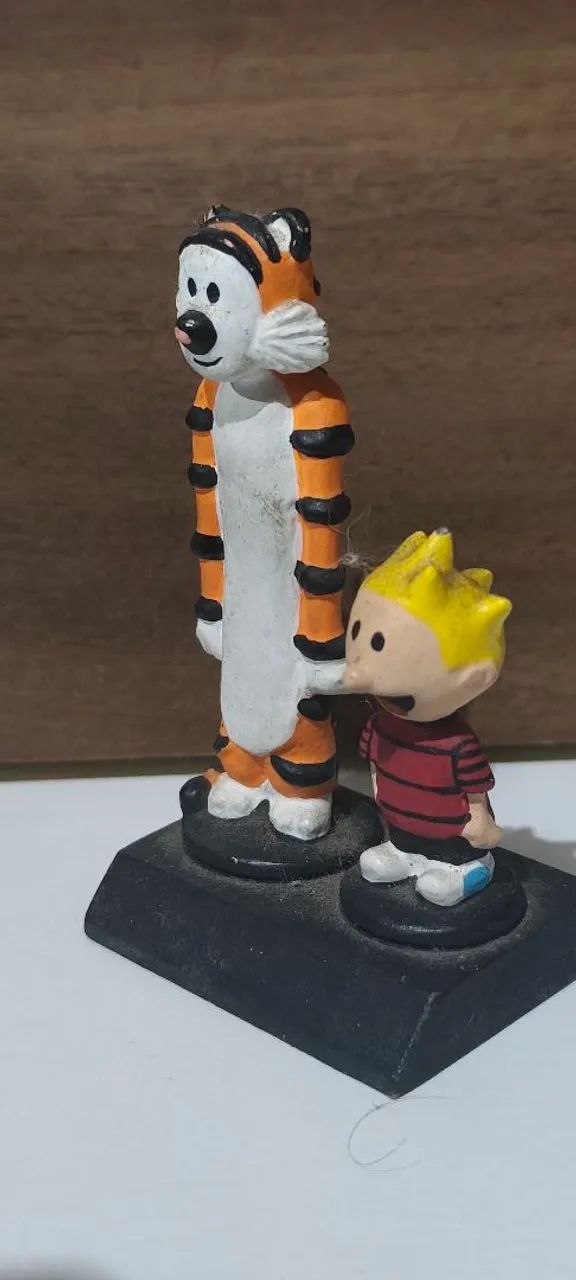 Miniatura Decorativa Calvin e Haroldo em Ferro 9 cm - Foto 3