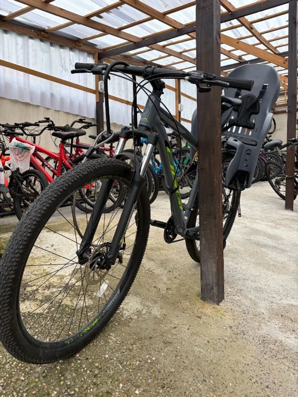 Bicicleta Oggi Hacker Sport, 21v, freio a disco com cadeirinha, capacete e cadeado - Foto 4
