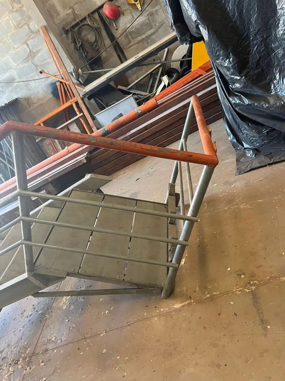 Escada Estruturada para Galpão ou Residência, em Ferro de 3m com 12 degraus - Foto 3