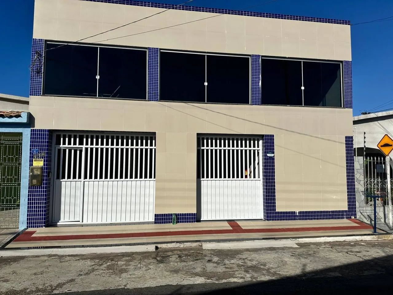 CASA DUPLEX COM ÁREA COMERCIAL NA LUZIA