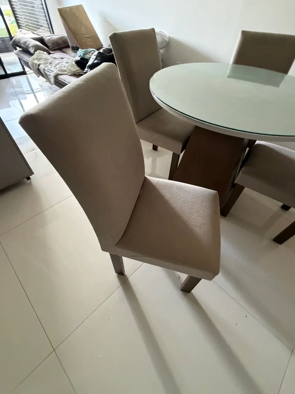 Mesa Redonda de Jantar com tampo de vidro e 4 cadeiras  - Foto 3