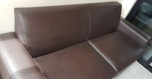 Sofá de 3 lugares com forro em corino na cor café. Excelente estrutura e acabamento - Foto 3