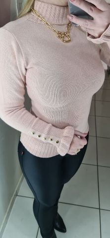 Blusa de tricot gola cacharel manga comprida com aplicações de botões dourados nas mangas.