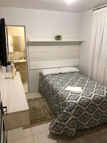 Aluga-se quarto suíte mobiliada p/ moças - Foto 4
