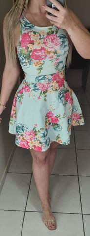Vestido floral com fundo azul em neoprene! Tam único (36 a 40)