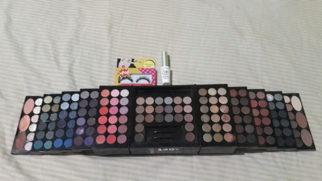 Paleta make b +Cilios e cola.