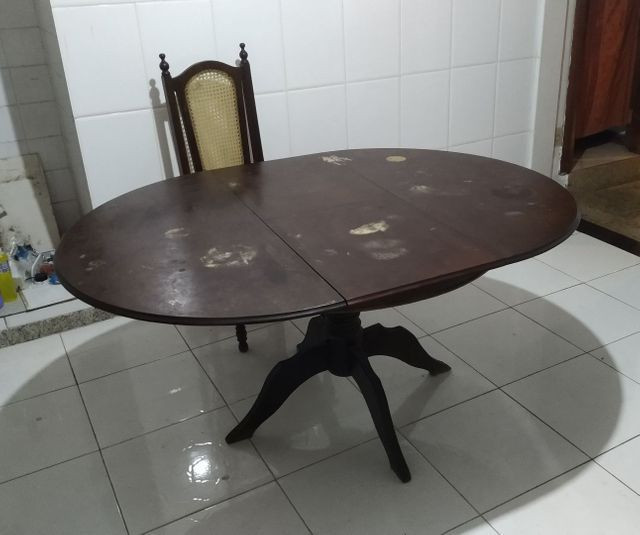 Mesa em madeira maciça