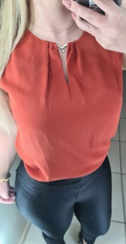 Blusa em crepe com pingente acoplado na cor terracota, belíssima! Tam M