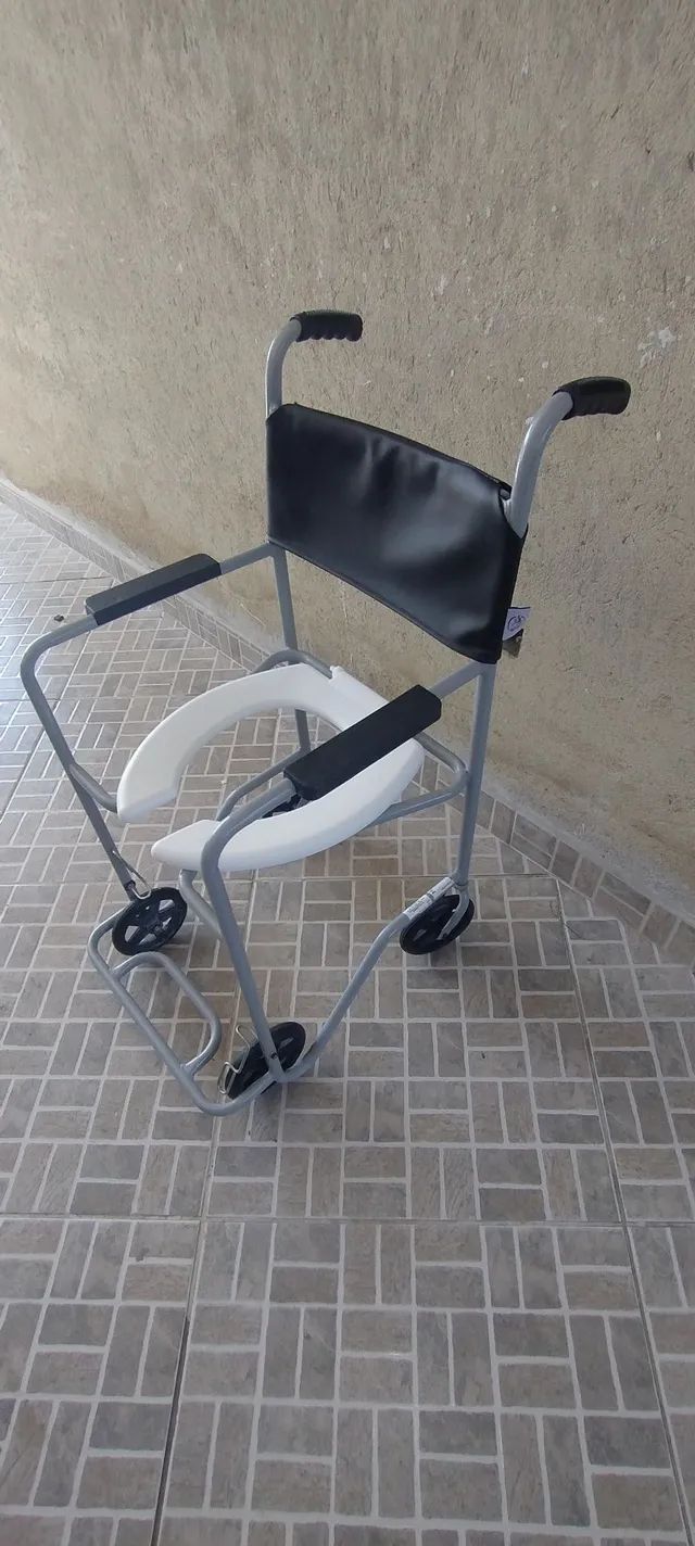 Cadeira de banho seminova  - Foto 2