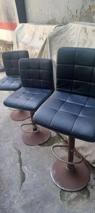 3 Cadeiras Giratórias de Bar em Couro Preto - Foto 2