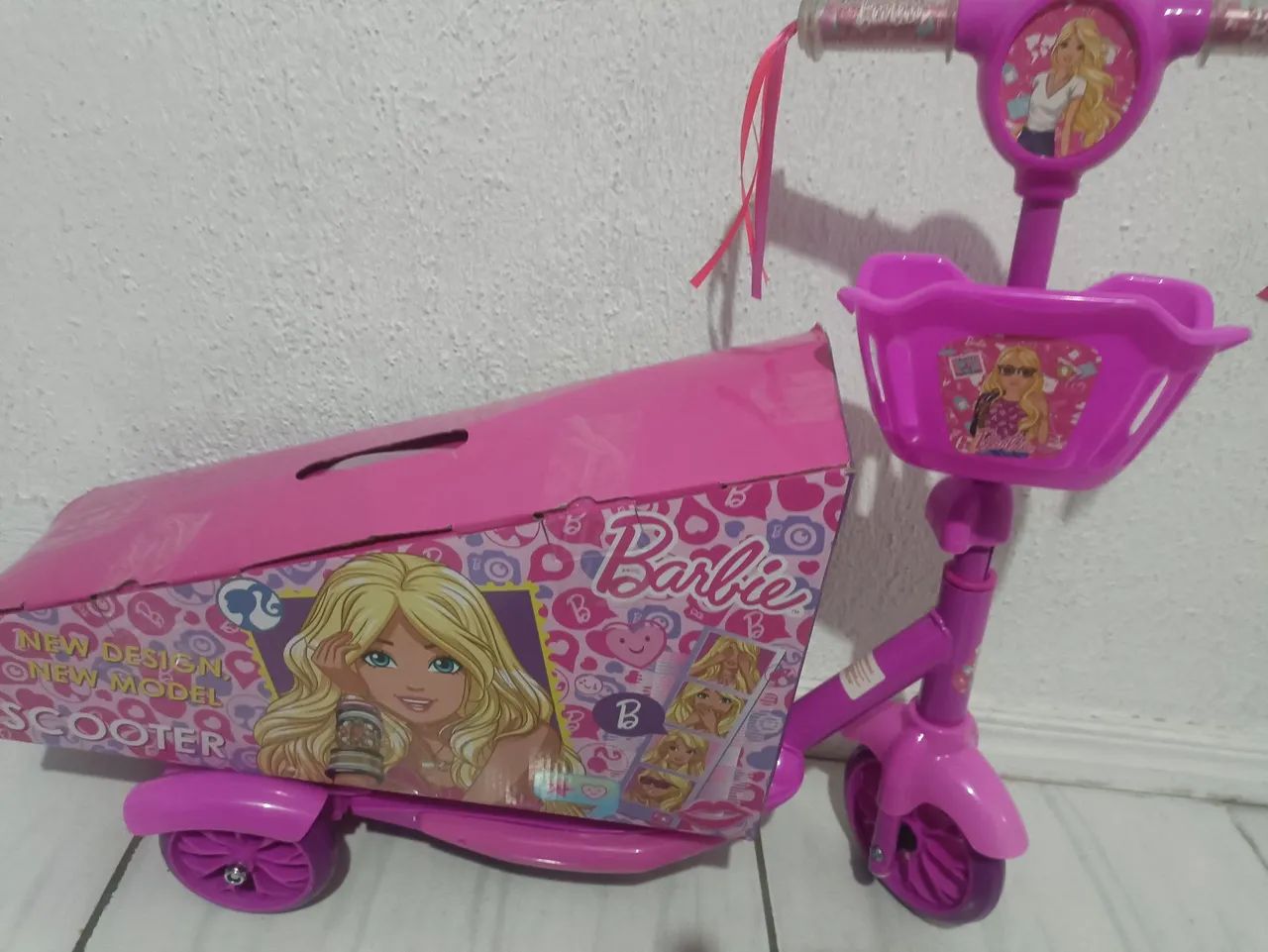R$99.99 patinete infantil barbie rosa novo 0km triciculo brinquedo com led e cestinha - Foto 5