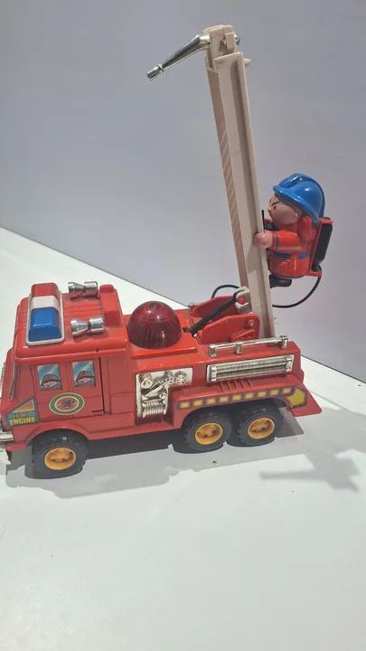 Caminhão de bombeiro antigo  - Foto 2