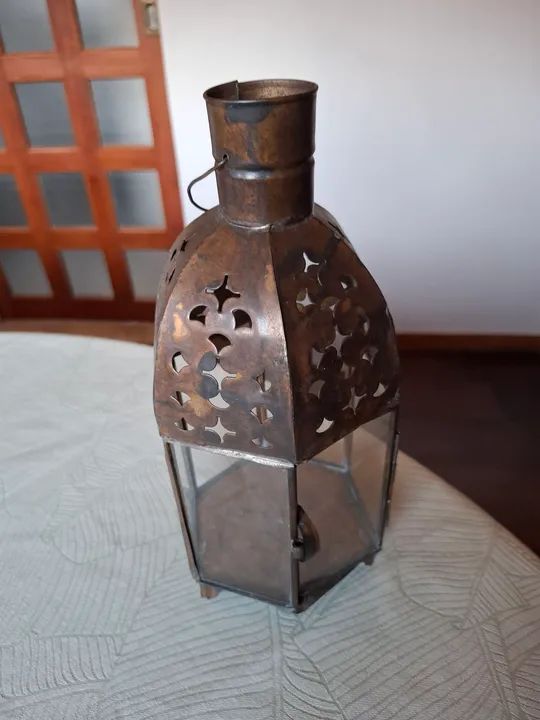 Lanterna decorativa vintage de metal e vidro comprada na Índia - Foto 2