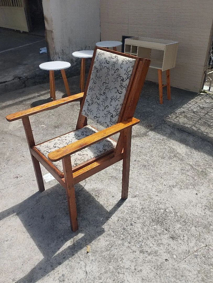 Poltrona de madeira com estofado - Foto 2