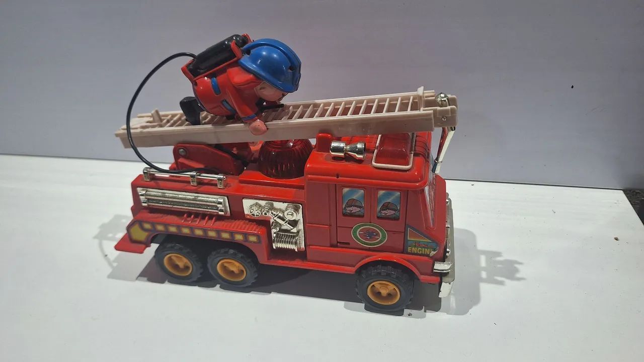 Caminhão de bombeiro antigo 