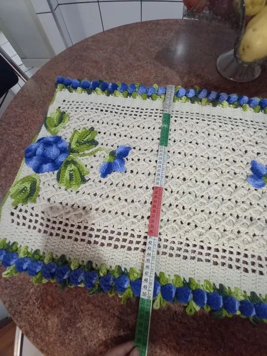 Caminho de mesa de crochê (fio barroco) retangular - cru com flores azuis 51cm x 77cm - Foto 3