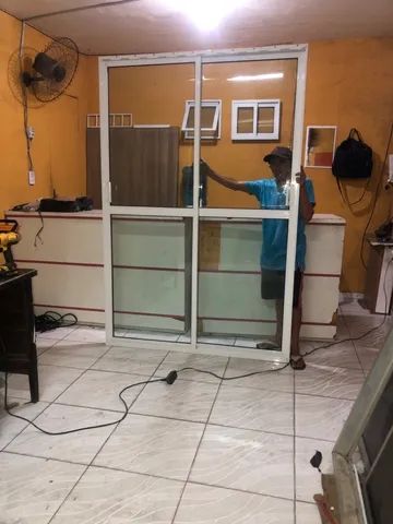 Porta de alumínio branco com vidro 