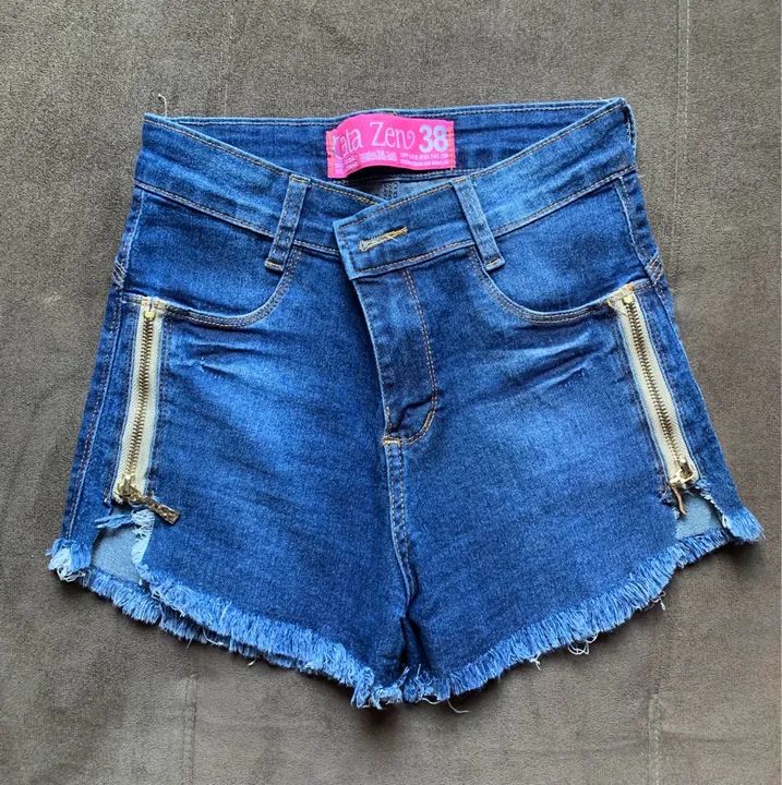 Short jeans com detalhes em zíper 