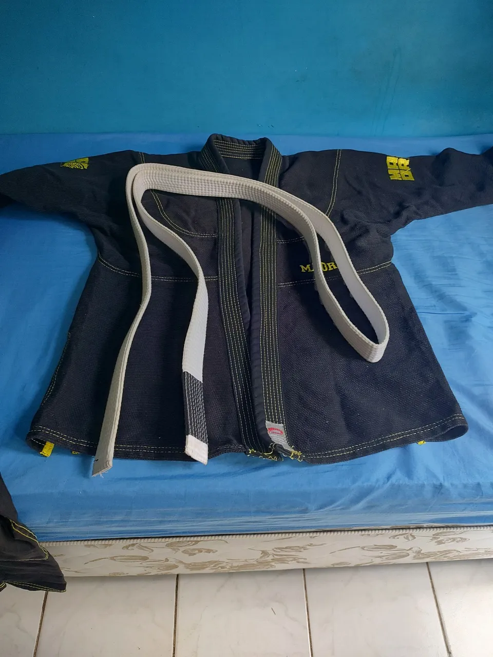 Kimono de Jiu-Jitsu Preto com Faixa Branca