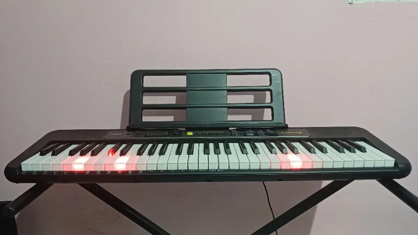 Teclado Casio LK-S250 + Suporte Teclado + Pedal + Capa para o teclado