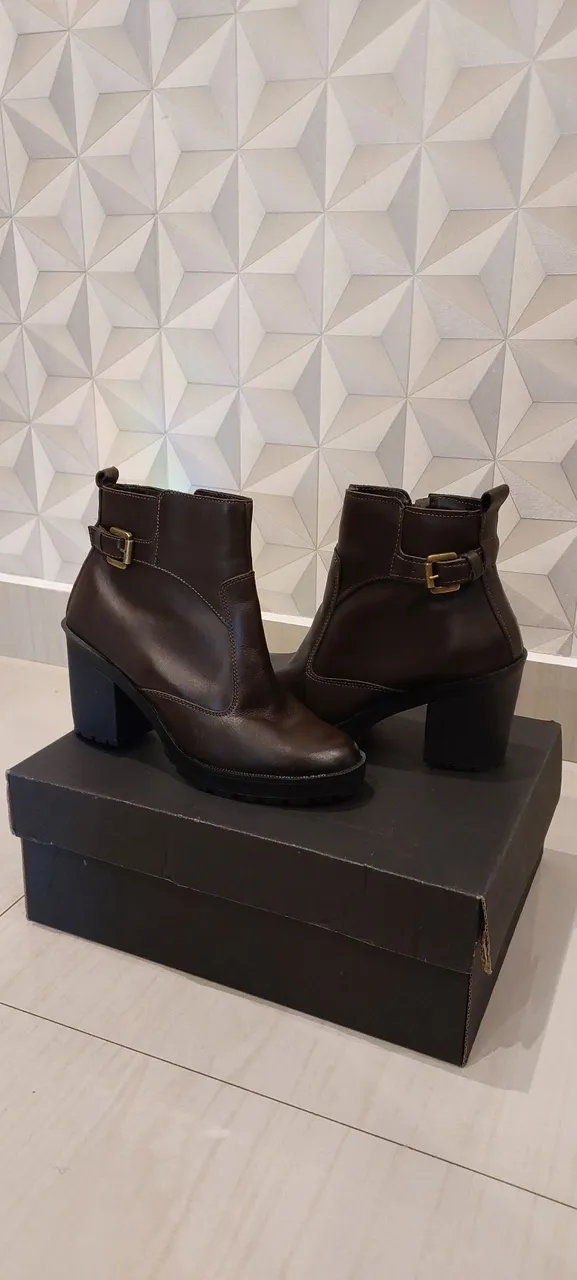 Botas de Couro Marrom - Elegância e Conforto