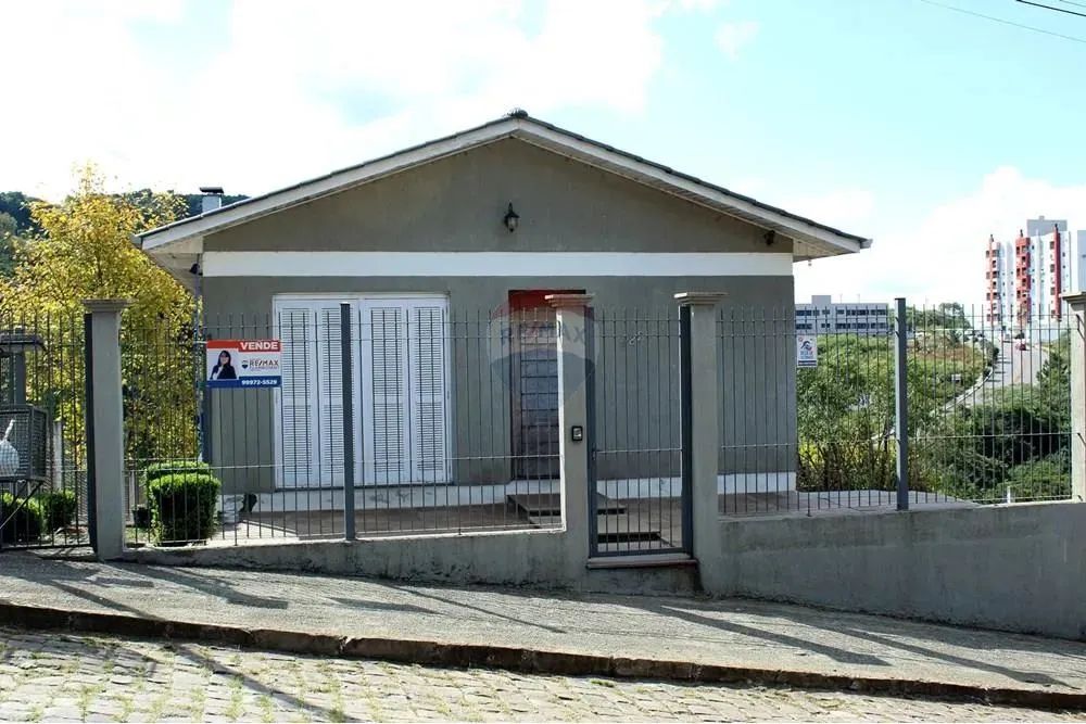 Casa com 2 pavimentos, oferece conforto e espaço para sua familia.