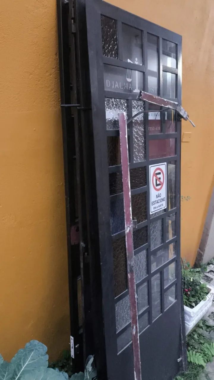 Portão desmontado em ferro com vidros coloridos 2,74m largura x 3,20m altura  - Foto 3