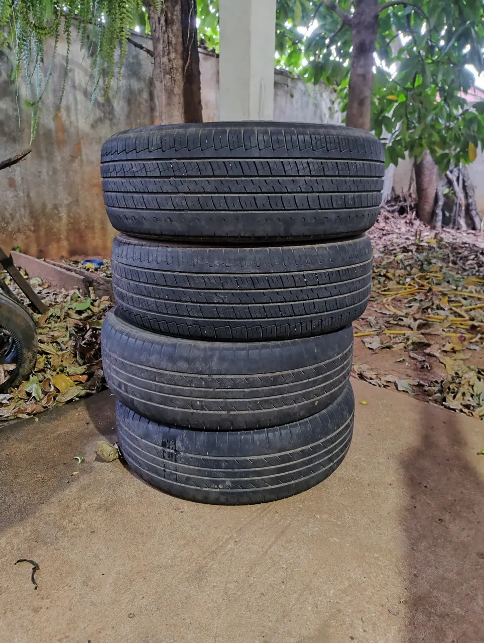 Jogo de Pneus Usados - 225/60 R18
