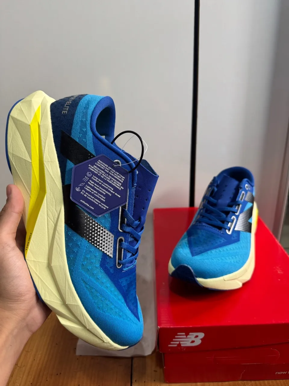 Tênis New Balance FuelCell Elite v4 - Azul e Amarelo