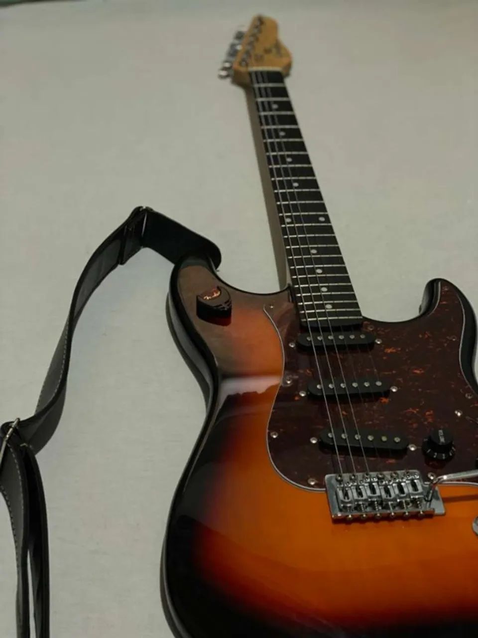 Guitarra Giannini G-100 seminova + acessórios (capotraste, correia, palhetas)