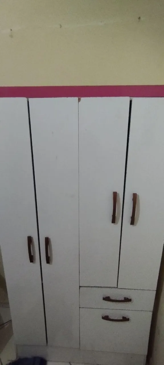 Guarda-Roupa Branco com Design Moderno