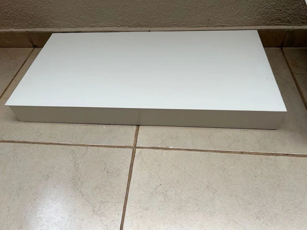 1 prateleira 84 x 42 cm com frontao branco para banheiro em porcelanato  - Foto 2