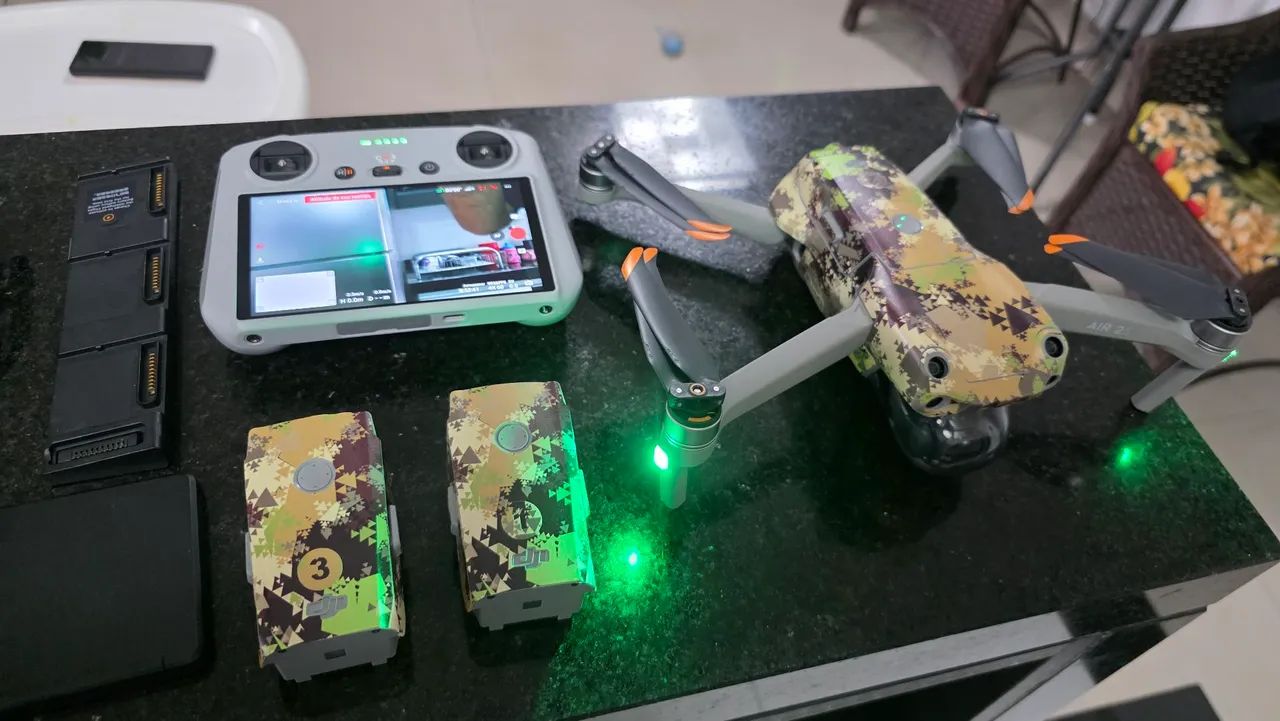 Dji air 2s Anatel + 2 controles sendo 1 com tela rm330 + 3 baterias  - Foto 2