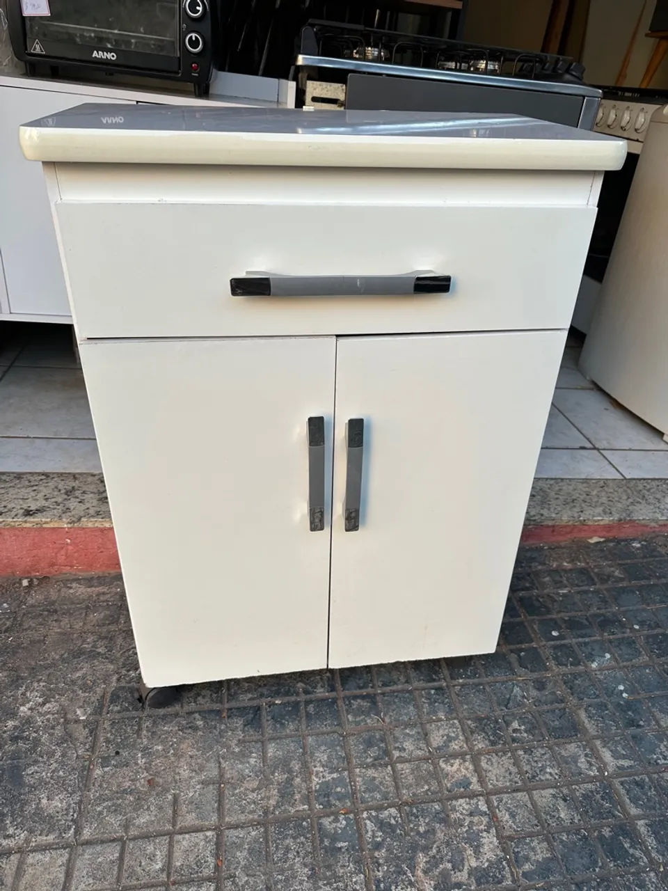 Armário de cozinha branco com duas portas e uma gaveta