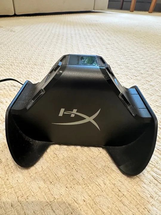 2 Controles XBOX - Carbon Black e White S+ Base Carregadora HyperX  - Foto 5