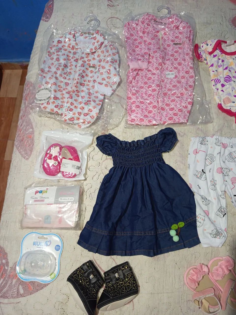 Lote de Roupinhas e Sapatinhos de Bebê - Foto 2