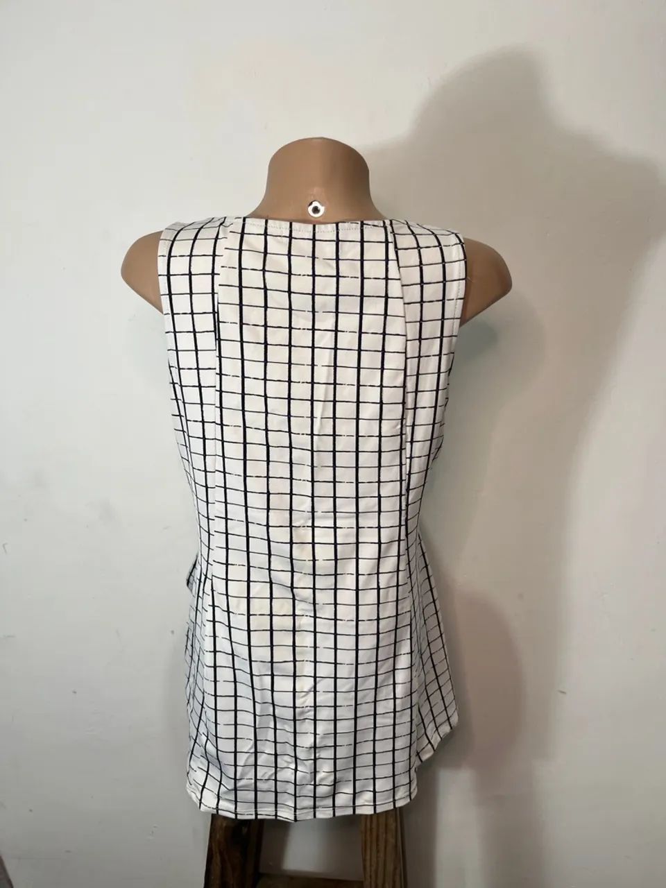 Blusa branca com xadrez preto - Foto 4