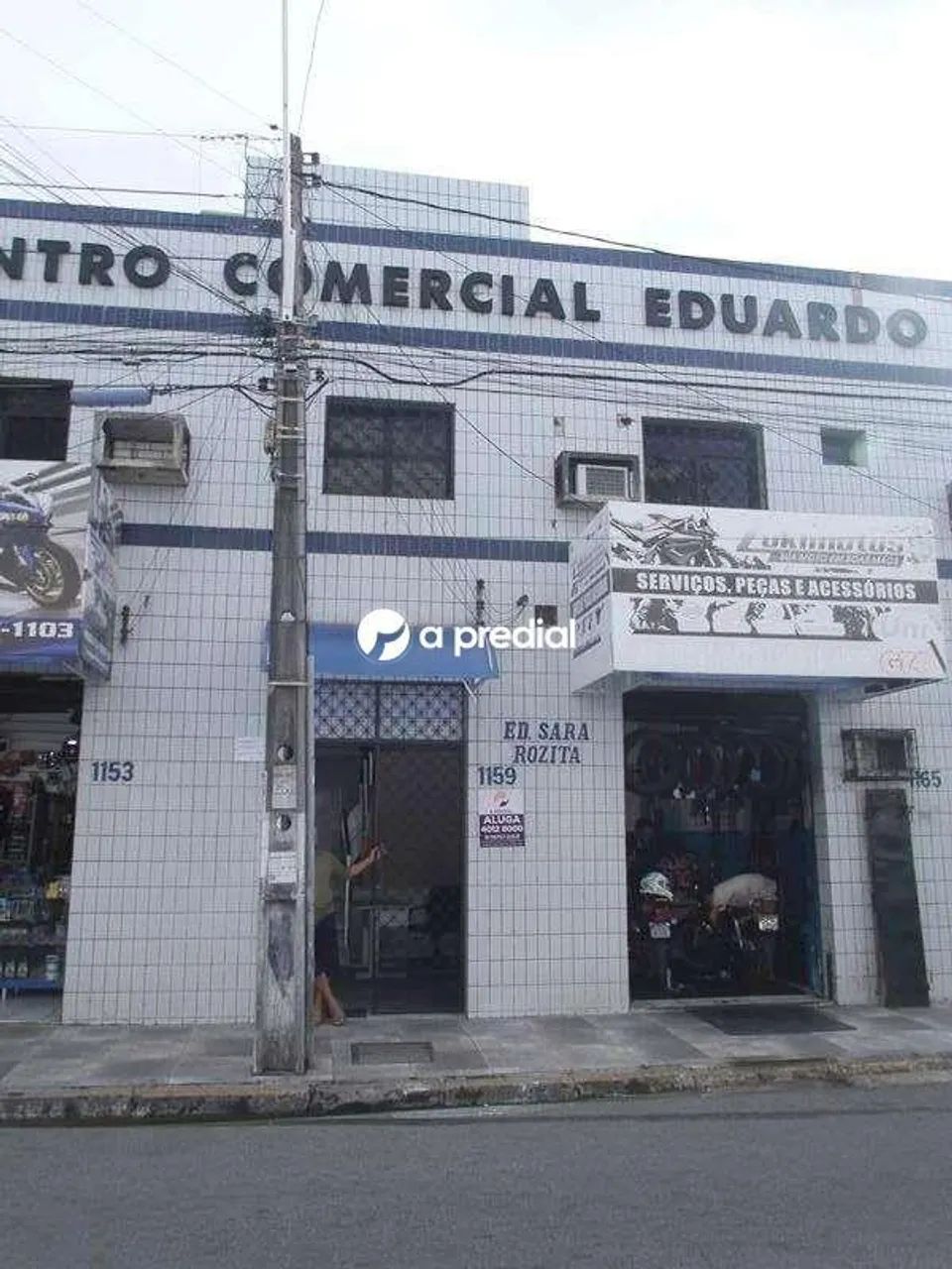 Sala com lavabo, quase esquina com Avenida Tristão Gonçalves.