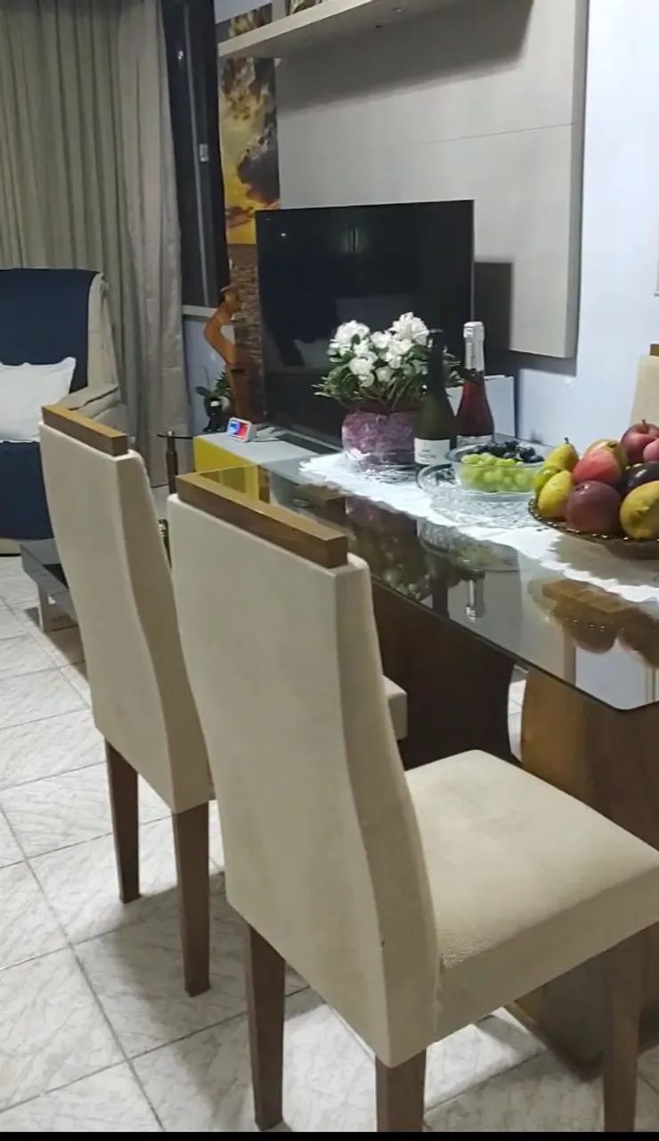 Vendo mesa completa com 4 cadeiras e capas