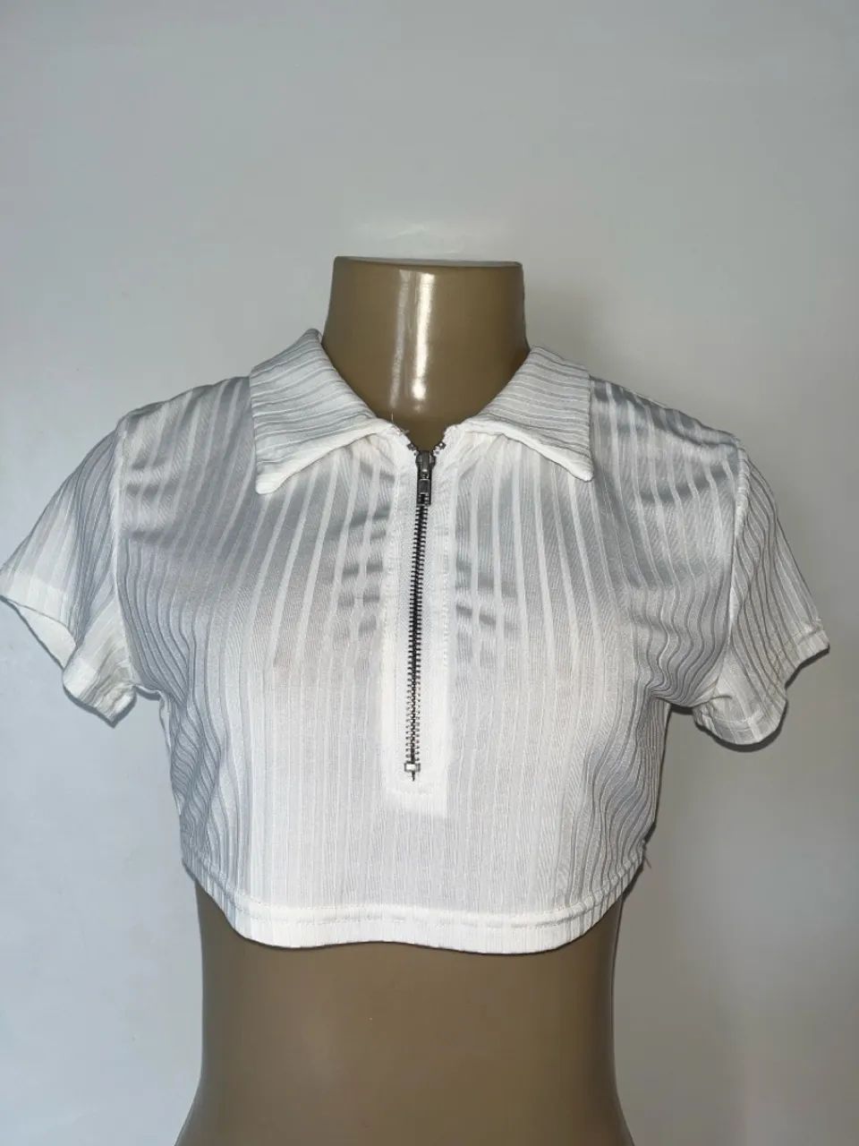 Top cropped branco com zíper